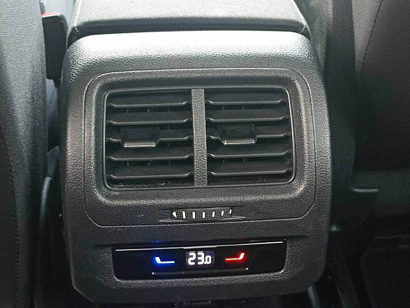 Volkswagen Touran (2023) 2.0 TDI DSG Highline Webasto - fotka 27 z 35
