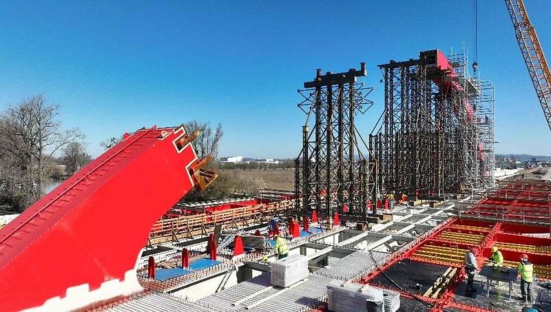 Stavbaři začali u Napajedel osazovat ocelový oblouk dálničního mostu