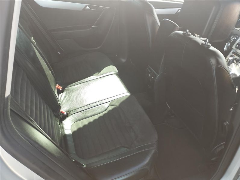 Volkswagen Passat 2,0 TDi 103KW DSG - fotka 9 z 17