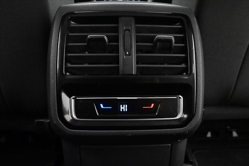 Volkswagen Passat 2,0 TDI 110 kW DSG Business Zá - fotka 22 z 32