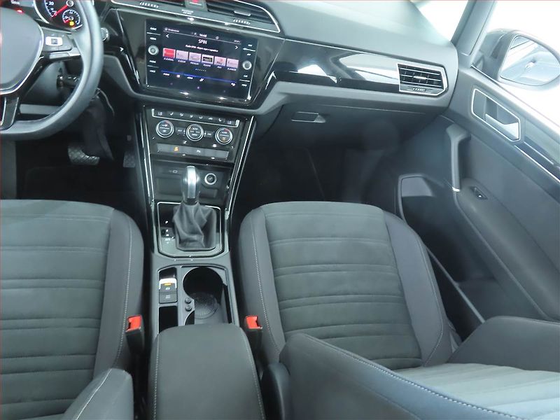 Volkswagen Touran (2023) 1.5 TSI - fotka 8 z 30