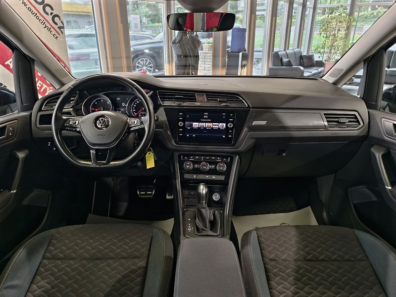Volkswagen Touran 1.6 TDi DSG, 7 MÍST, IQ.DRIVE - fotka 9 z 24