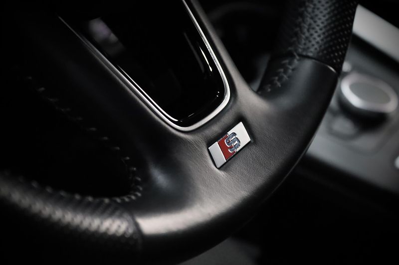 Audi A4 2.0 TFSI ultra 140 kW S line - fotka 21 z 49