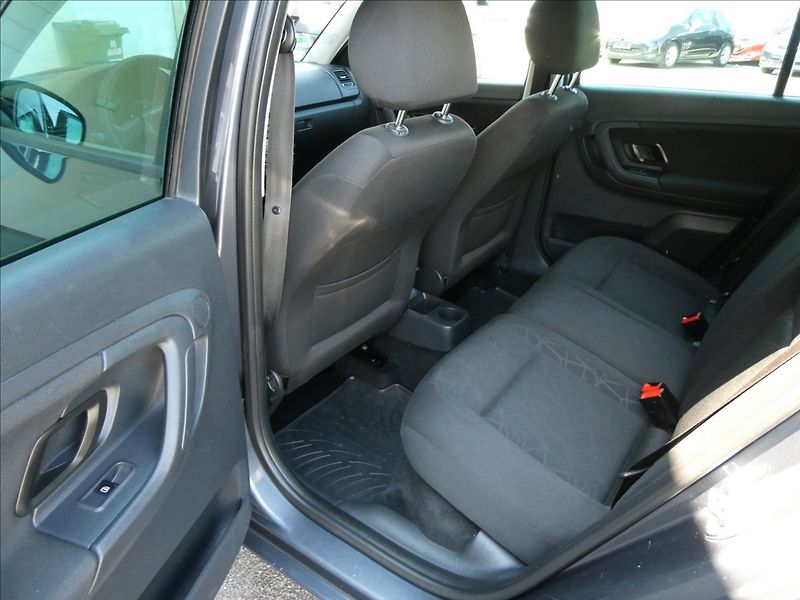 Škoda Fabia 1,2 TSi po servise,auto klima - fotka 17 z 48