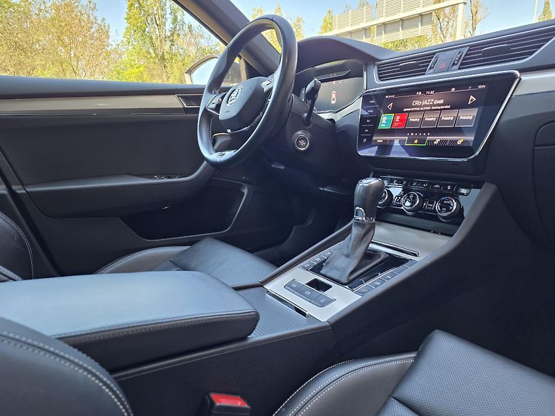 Škoda Superb 2.0-4x4-Laurin&Klement-200kw - fotka 19 z 25