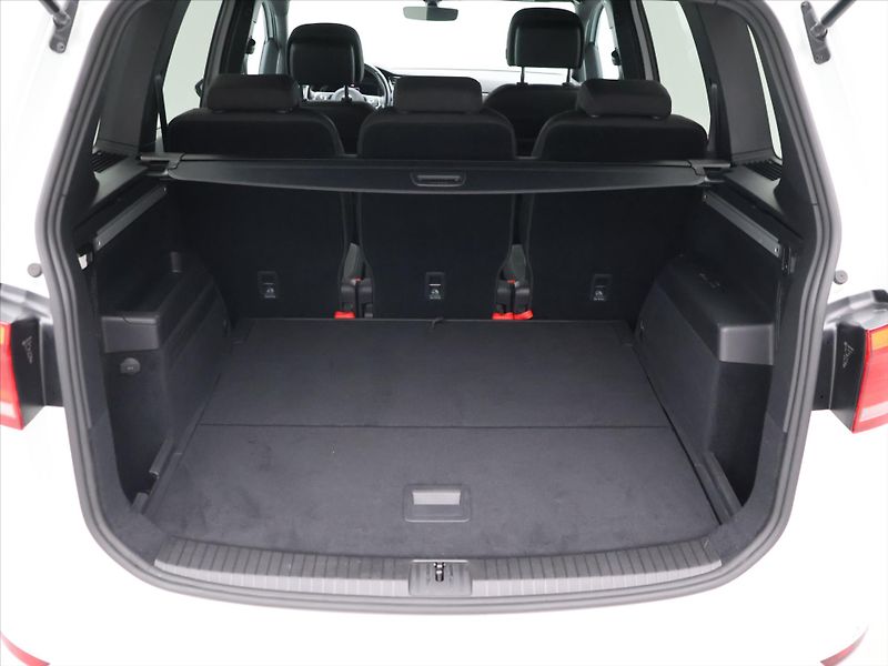 Volkswagen Touran 1,5 TSI 110kW DSG R-line DPH - fotka 10 z 29