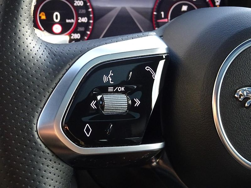 Jaguar XE D180 R - Dynamic SE - fotka 21 z 47