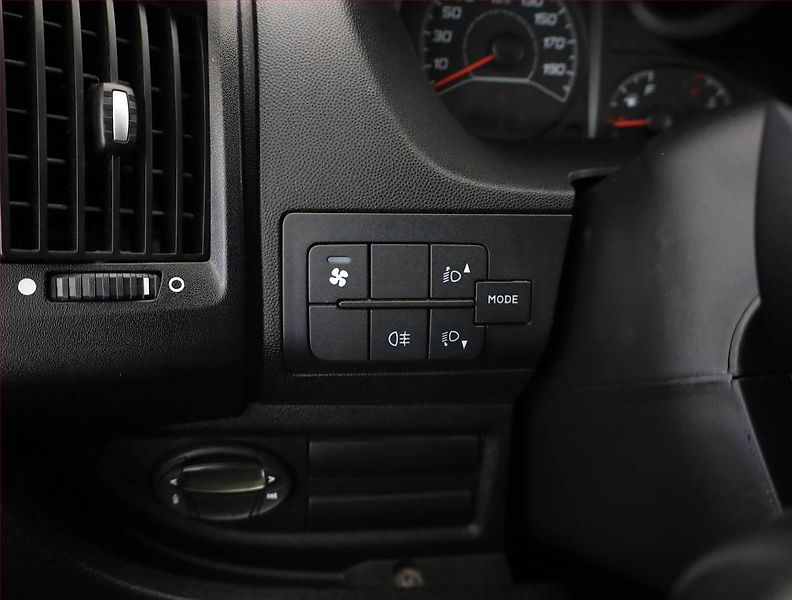 Peugeot Boxer (2017) 2.0 BlueHDi, Bus, 9Míst, DPH - fotka 14 z 17