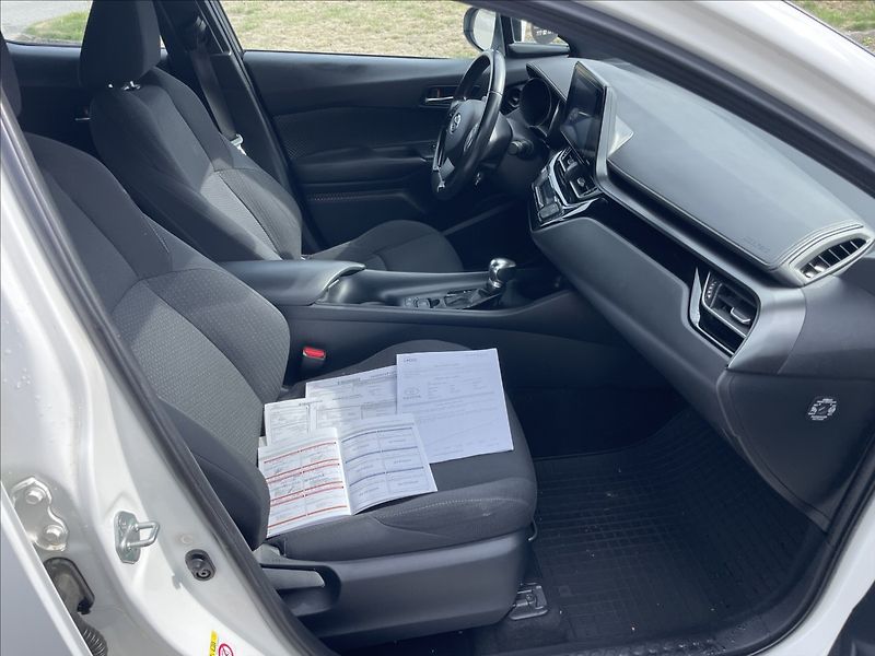 Toyota C-HR 1,8 i 72kw Hybrid e-CVT CZauto - fotka 12 z 32