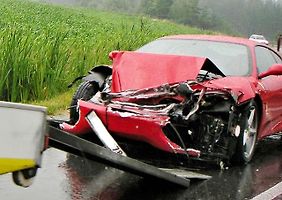 Porušování dopravních předpisů nebo dopravním nehodám se nevyhýbají ani celebrity. Na snímku je poškozený automobil Ferrari, s nímž zpěvák a moderátor Leoš Mareš havaroval 24. července 2024 u Českých Budějovic.