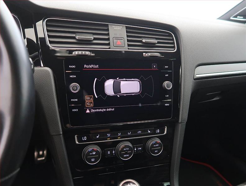 Volkswagen Golf (2019) 2.0 GTI Performance - fotka 18 z 24