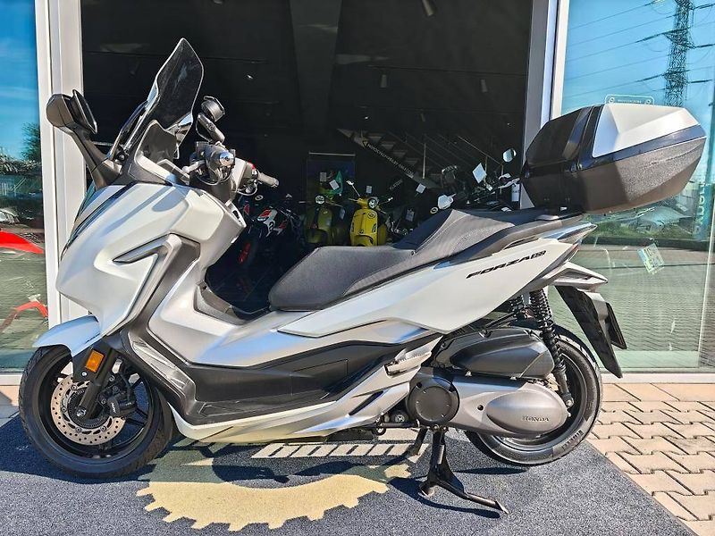 Honda Forza 300 ABS (2018) Smart box, Vyhřívané rukojeti, - fotka 2 z 20