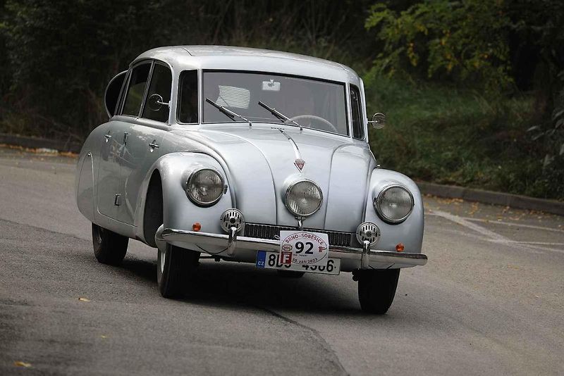 Na akci Jízda do vrchu a výstava historických vozidel se představilo na tři sta automobilů a motocyklů.