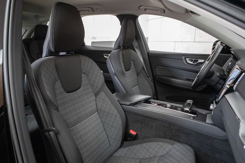 Volvo XC60 B4 ESSENTIAL*TAŽNÉ*KAMERA*DPH* - fotka 12 z 34