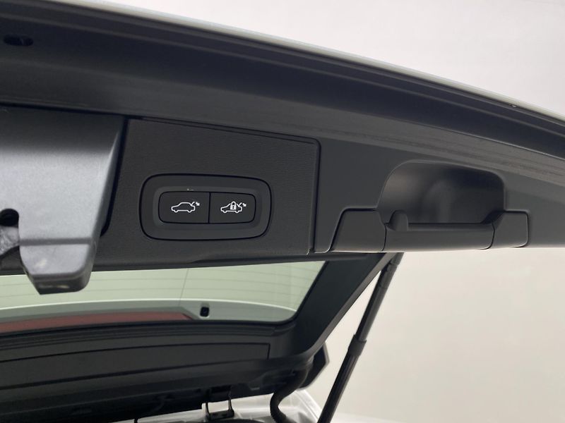 Volvo XC60 B4 AWD PLUS DARK AUT CZ 1.maj - fotka 33 z 58