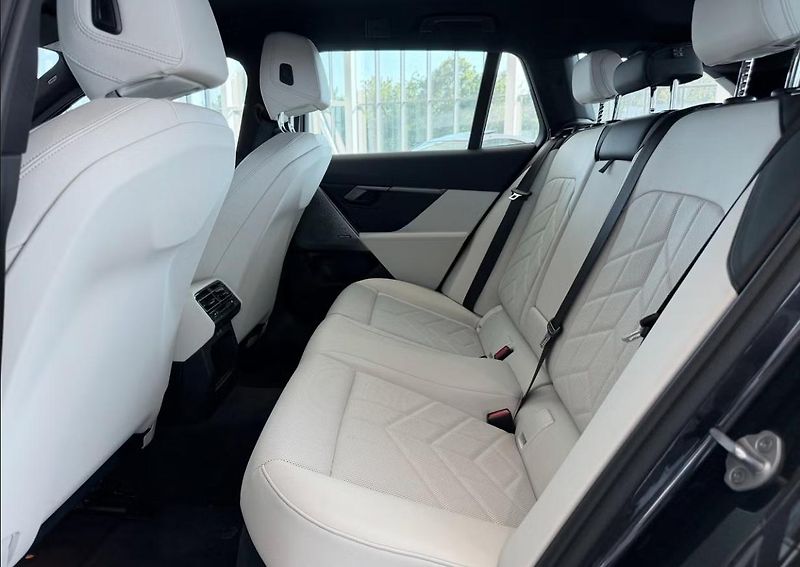 BMW i5 eDrive40 Touring M Kam Tažné - fotka 11 z 23