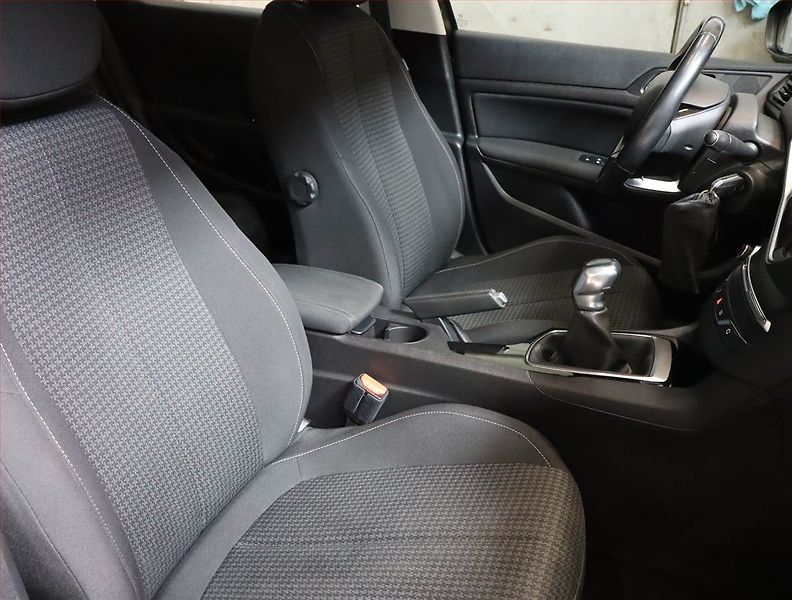 Peugeot 308 (2018) 1.6 BlueHDi, Navi, Tempomat - fotka 9 z 17