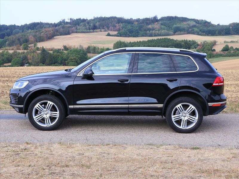 Volkswagen Touareg 3,0 TDI V6 DSG R-LINE CZ 4M - fotka 4 z 29