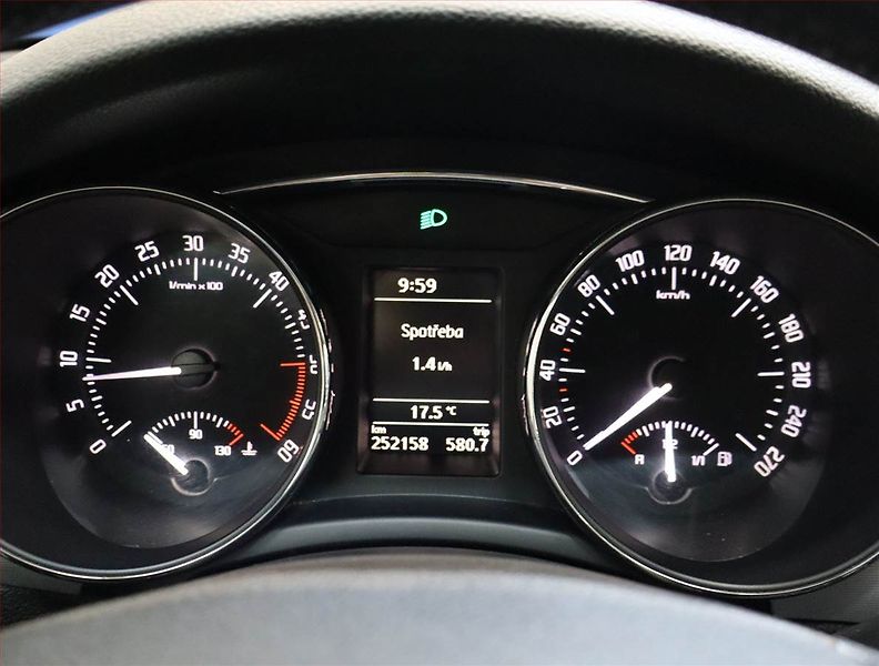 Škoda Superb (2013) 2.0 TDI, Tempomat - fotka 10 z 17