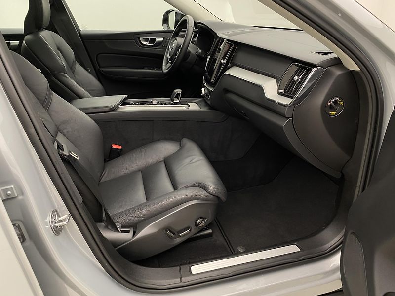 Volvo XC60 B5 AWD DARK ULTIMATE AUT CZ - fotka 23 z 60