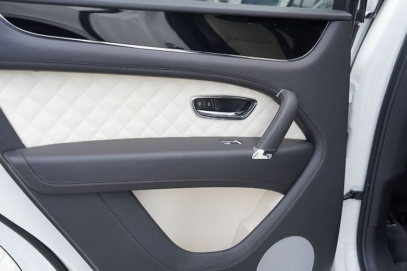 Bentley Bentayga 4.0i V8, Mulliner, ČR, DPH - fotka 23 z 51