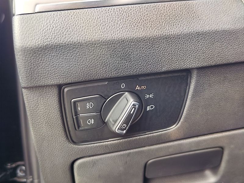 Volkswagen Passat 2.0 TDI/110kW Elegance DSG - fotka 33 z 37