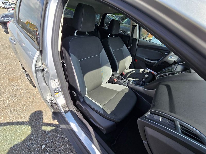 Ford Focus (2011) 1.6i 77KW garance km - fotka 21 z 25