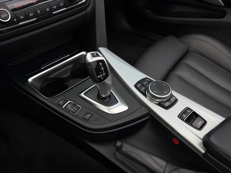 BMW Řada 4 3,0   435d Xdrive Cabrio 1.maj - fotka 13 z 21