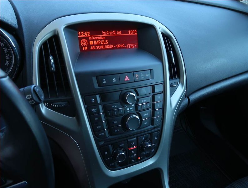 Opel Astra (2011) 1.4 T, Serv.kniha, Tempomat - fotka 12 z 15