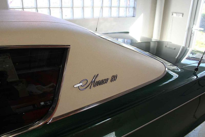 Příď vozu Cadillac Fleetwood Series 60 z roku 1947.