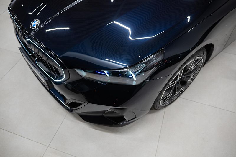 BMW Řada 5 (2025) 540xd M-SPORT NEZÁVISLÉ PANO  - fotka 4 z 54