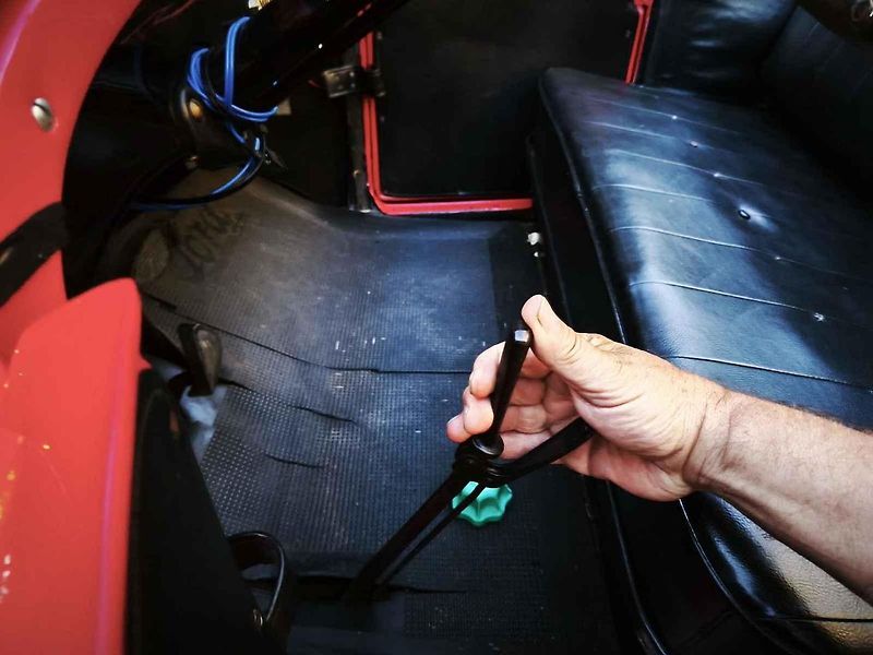 Nastartovat auto našich předků není žádná legrace.