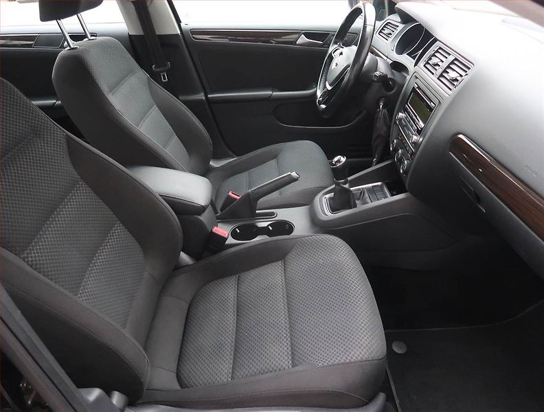 Volkswagen Jetta (2015) 1.2 TSI, Park. senzory - fotka 9 z 20