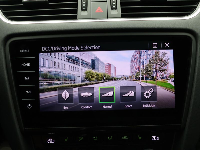 Škoda Octavia 2,0 TDI RS 4x4 DSG Virtual LED - fotka 28 z 43