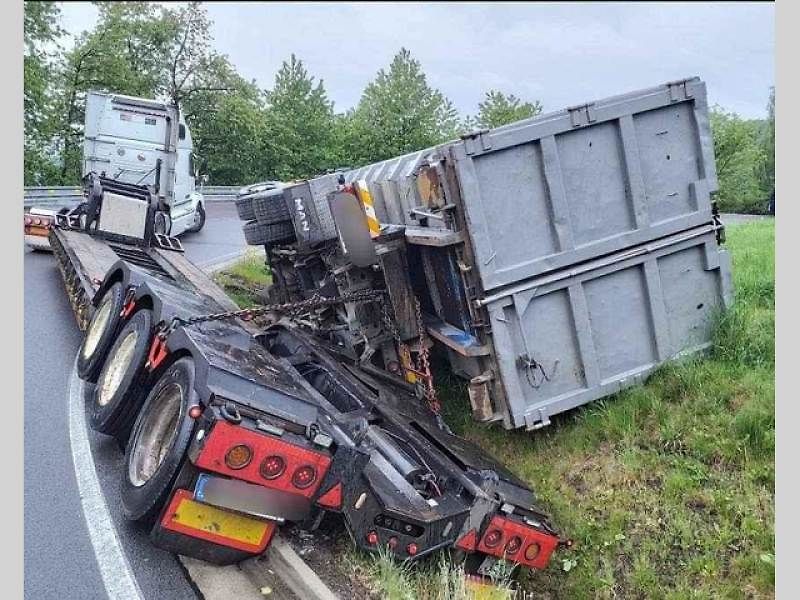 Neobvyklá nehoda v Albrechticích. Kamion ztratil svůj náklad, další kamion