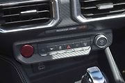 Ford Mustang Convertible - pár fyzických tlačítek na palubní desce.