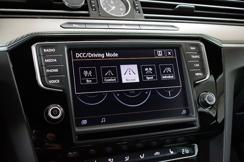 Volkswagen Passat 2.0 Bi-TDI R-LINE*N.TOPENÍ*ACC - fotka 30 z 40