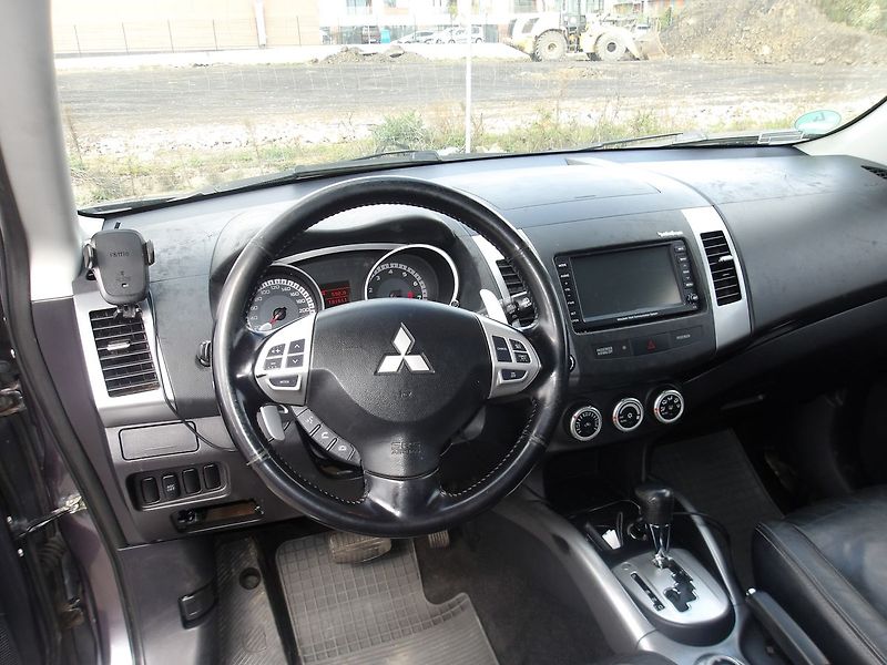 Mitsubishi Outlander 2,3i LPG+BENZIN  AUTOMAT !!! - fotka 22 z 31