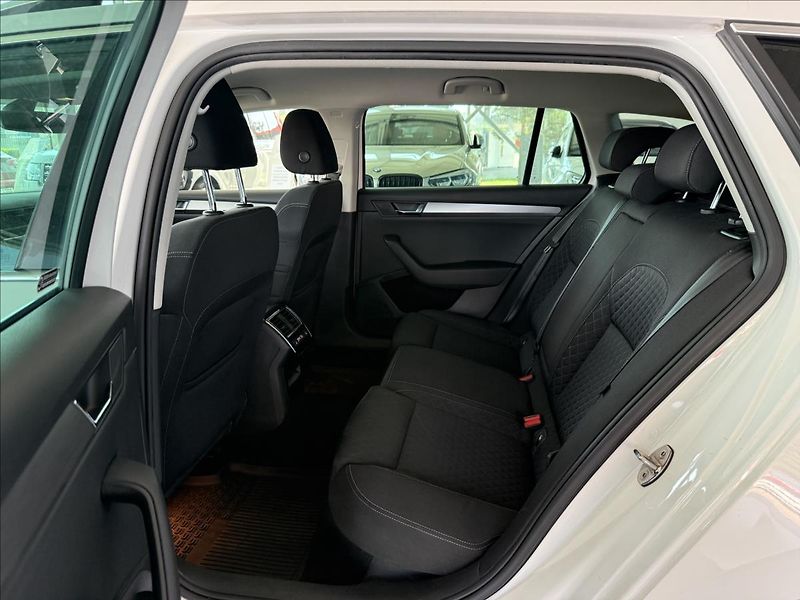 Škoda Superb 2,0   TDI 110kW,SERVISKA,ČR - fotka 24 z 29