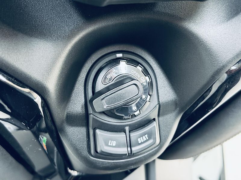 Yamaha X-Max 125 (2023) XMAX125 TechMAX  Dark Petrol - fotka 13 z 22