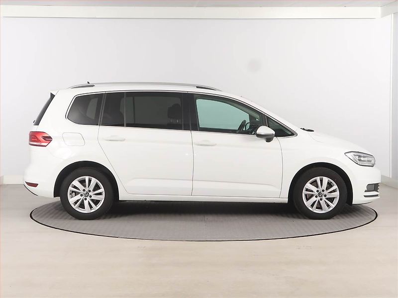 Volkswagen Touran (2023) 2.0 TDI - fotka 6 z 18