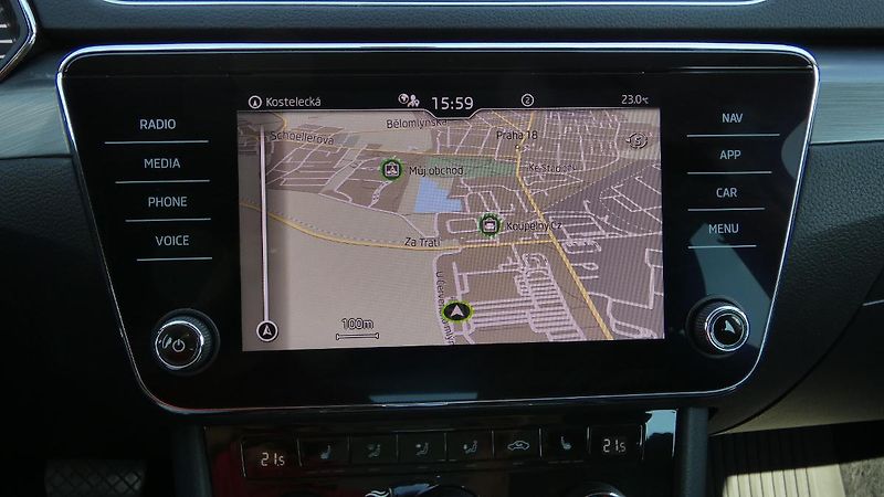 Škoda Superb Combi 2,0 TDI DSG Style - fotka 15 z 25