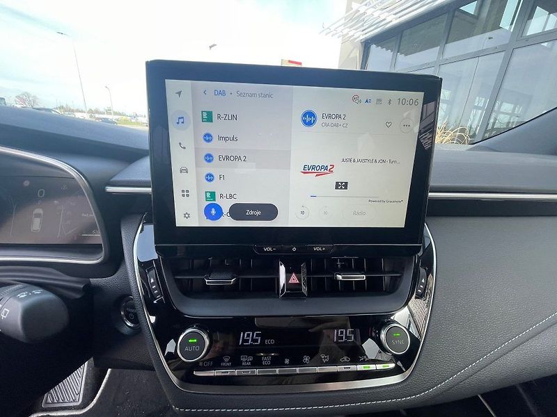 Toyota Corolla 1.8 Hybrid 140k Style - fotka 16 z 28