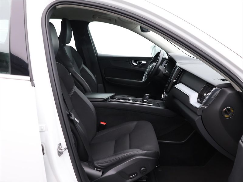 Volvo XC60 2,0 B4 Drive-E MomentumPro AWD - fotka 12 z 28