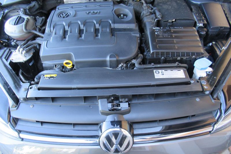 Volkswagen Golf 1.6 TDi AUT. KLIMA SADA KOL - fotka 22 z 23