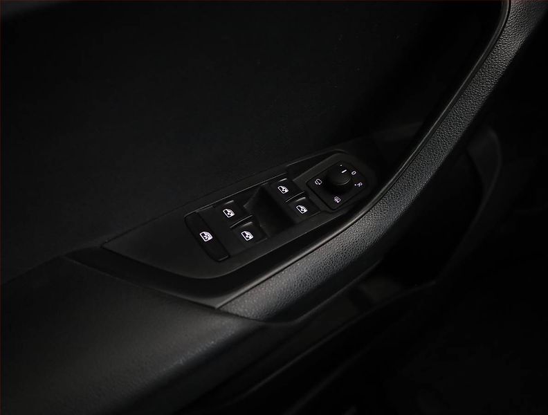 Škoda Karoq (2020) Style 1.6 TDI, Kůže, Navi - fotka 16 z 18