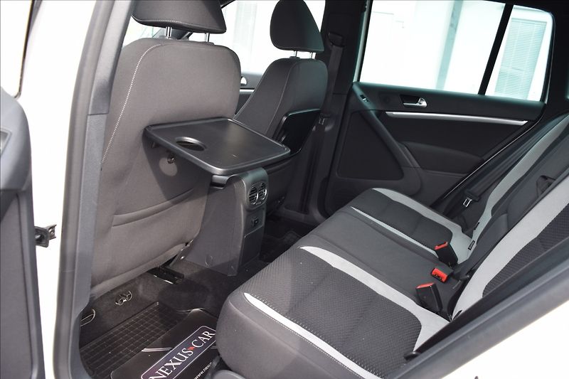 Volkswagen Tiguan 2,0 TDi 81KW R-LINE - fotka 17 z 51