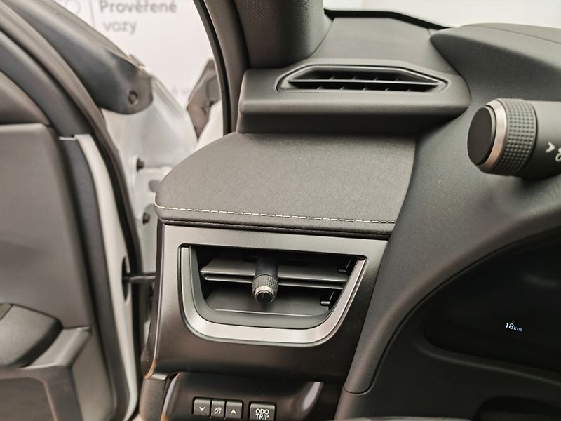 Lexus UX 300h Business TECH - fotka 27 z 36