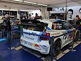 Mechanici mají večer na opravu aut přesně 43 minut.