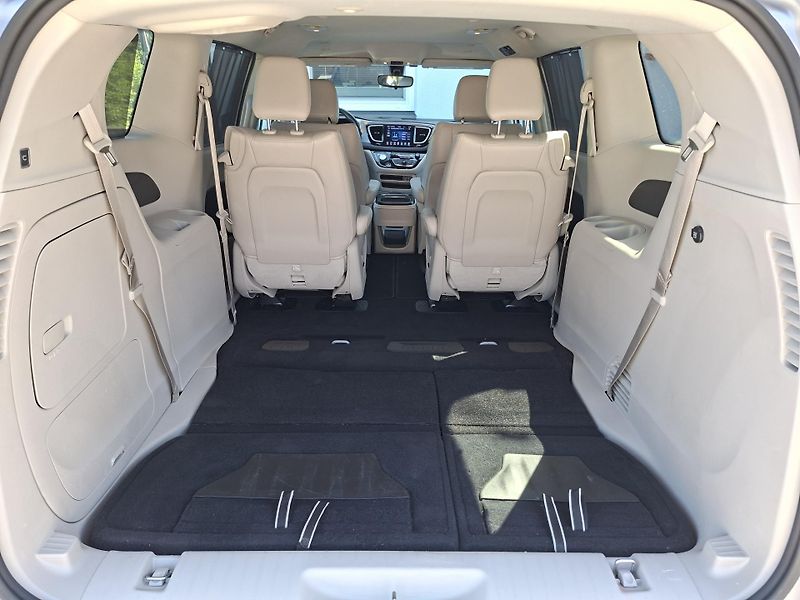Chrysler Pacifica (2018) 3,6L Hybrid, krásný stav  - fotka 16 z 45